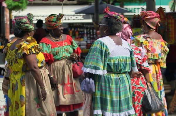 Bild 1 von 3: Auch die kreolische Tracht gehört seit 300 Jahren zum faszinierenden Kulturerbe der Insel.