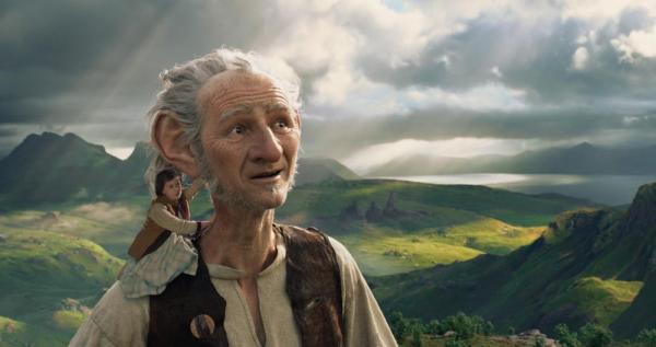 Bild 1 von 10: Sophie (Ruby Barnhill, l.); BFG (Mark Rylance, r.)