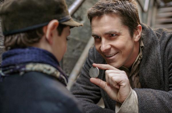 Bild 1 von 3: Alfred Borden (Christian Bale, re.) ist ein vielversprechender und erfinderischer Magier - bis die Rivalität mit Robert Angier eine dramatische Wendung nimmt.
