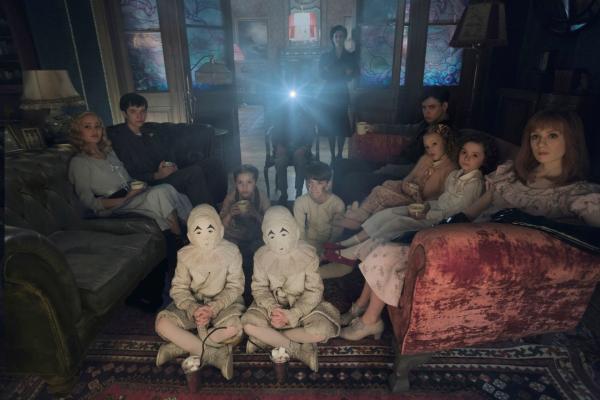 Bild 1 von 10: DF-02825modified - Seated on the floor: the twins (Thomas and Joseph Odwell), Fiona (Georgia Pemberton) and Hugh (Milo Parker), Left to right: Emma (Ella Purnell), Jake (Asa Butterfield), Horace (Hayden Keeler-Stone), Miss Peregrine (Eva Green), Enoch (Finlay Macmillan), Claire (Raffiella Chapman), Bronwyn (Pixie Davies) and Olive (Lauren McCrostie) - are the very special residents of MISS PEREGRINE?S HOME FOR PECULIAR CHILDREN. Photo Credit: Leah Gallo.