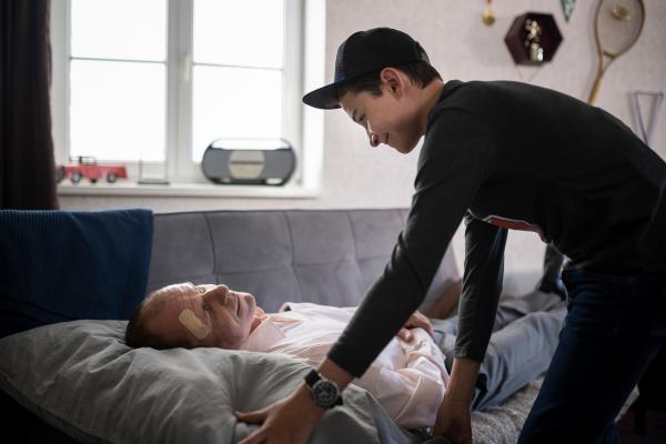 Bild 1 von 4: Hermann (Thorin Holland, re.) kümmert sich um seinen Opa (Olaf Burmeister, li.).