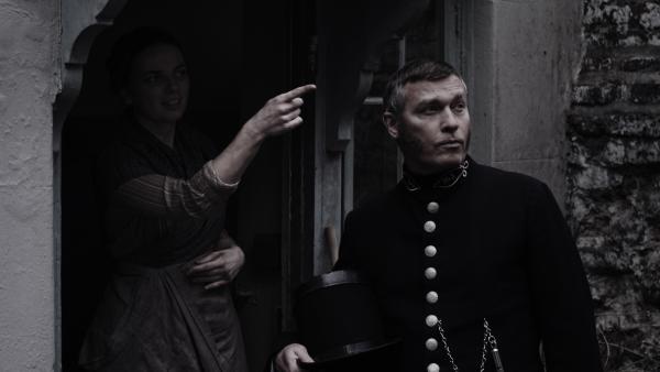 Bild 1 von 3: Das Rätsel um die verschwundene Leiche beschäftigt die Polizei von Edinburgh. Beamte sprechen mit den Bewohnern der Nachbarschaft - und erhalten einen verblüffenden Tipp.