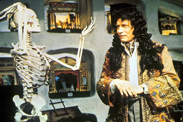 Bild 1 von 1: Andrew Wyke (Laurence Olivier) bereitet in seiner extravaganten Villa -- geschminkt und mit Perücke - -das Verbrechen vor.