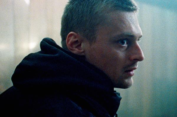 Bild 1 von 3: Jakob (Jonas Smulders) auf dem Weg zu Boris, um ihm den gestohlenen Pass zu übergeben und mit ihm abzuhauen