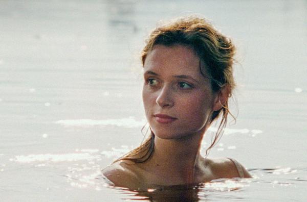 Bild 1 von 7: Juliette (Juliette Jouan) wächst als ?Blumenkind? inmitten der Natur auf ? als Außenseiterin, die von den Männern des Dorfes begehrt und misstrauisch beäugt wird.