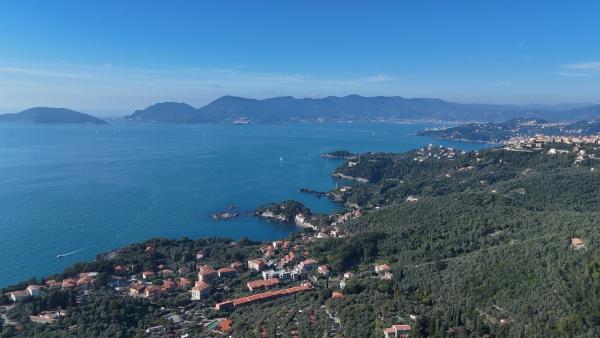 Bild 1 von 5: Entlang der fünf Dörfer der Cinque Terre führt ein Wanderpfad mit dem Namen Sentiero Azzurro - blauer Weg. Ein passender Name bei dem Ausblick.
