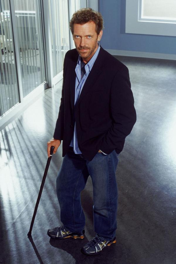 Bild 1 von 17: (1. Staffel) - Er ist Spezialist für Diagnostik, nimmt kein Blatt vor den Mund und schmeißt im Minutentakt Schmerzmittel ein: Dr. Gregory House (Hugh Laurie)