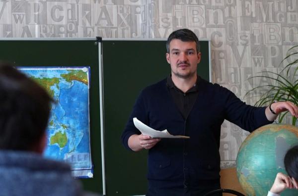 Bild 1 von 3: Nikolai pendelt zwischen drei verschiedenen Schulen, in denen er Englisch und Geografie unterrichtet.
