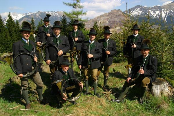 Bild 1 von 27: Im Bild: Jagdhornbläsergruppe Eisenwurzen.