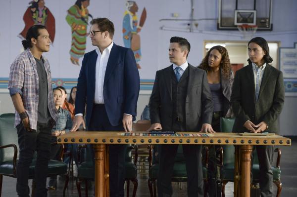 Bild 1 von 14: (v.l.n.r.) Mack Begay (Nathaniel Arcand); Dr. Jason Bull (Michael Weatherly); Benny Colón (Freddy Rodríguez); Danny James (Jaime Lee Kirchner); Taima Peshlakai (Alex Neumeier)