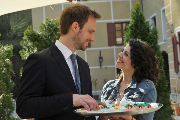 Bild 1 von 11: Leonard (Christian Feist, l.); Pauline (Liza Tzschirner, r.)