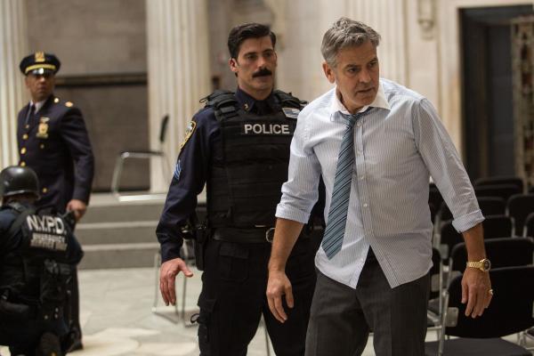 Bild 1 von 8: (v.l.n.r.) Captain Powell (Giancarlo Esposito); Officer Benson (Anthony DeSando); Lee Gates (George Clooney)