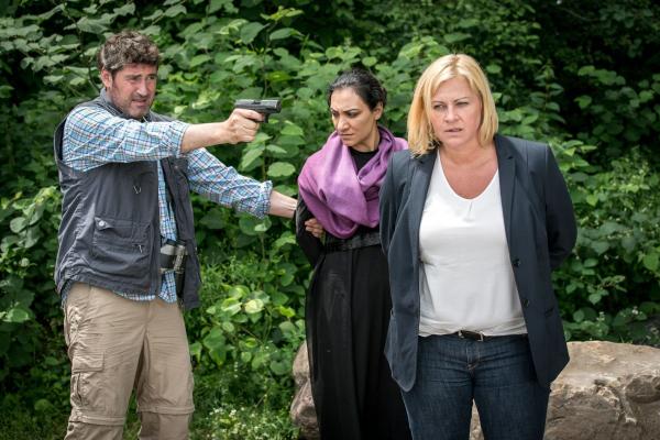 Bild 1 von 5: (v.l.n.r.) Thomas Ullmann (Stephan Szasz); Semira Hemidi (Alev Irmak); Dagmar Schnee (Petra Kleinert)