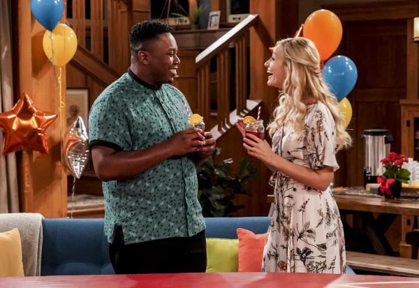 Bild 1 von 18: Marty Butler (Marcel Spears, l.); Gemma Johnson (Beth Behrs, r.)