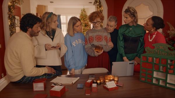 Bild 1 von 6: Von links: Nico (Poal Cairo), Babs (Ruth Beeckmans), Mina (Julie Van den Steen), Annie (Marleen Merckx), Piet (Frank Focketyn), Daffy (Lize Feryn) und Anouk (Maïmouna Badjie): Alle rätseln gemeinsam, wer der unbekannte Verehrer sein kann, der Mina seit Wochen jeden Tag Pakete mit kleinen Hinweisen und Schokolade schickt. Wird die Familie rechtzeitig dahinter kommen und den Unbekannten finden?