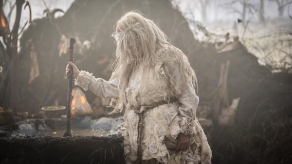 Bild 1 von 5: Die Moorhexe (Tammi Øst) treibt im Wald ihr Unwesen.© BR/TV 2 Denmark, Cosmo Film/Per Arnesen - Honorarfreie Verwendung gemäß AGB im redaktionellen Zusammenhang mit genannter Sendung bei Nennung \