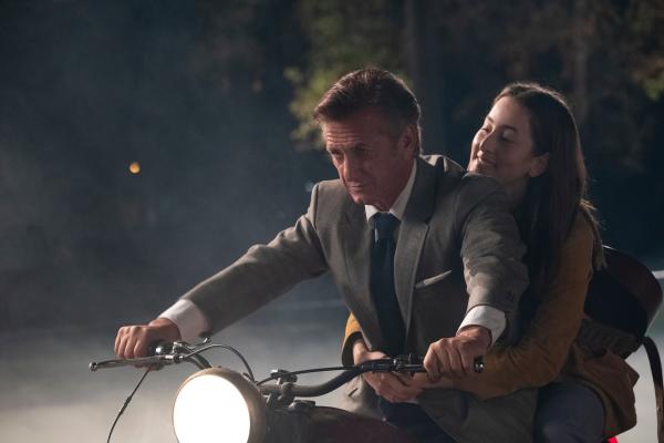Bild 1 von 7: Als Schauspieler Jack Holden (Sean Penn, l.) einen Motorrad-Stunt aus einem seiner Filme nachstellt, bringt er Alana (Alana Haim, r.) in eine riskante Situation.