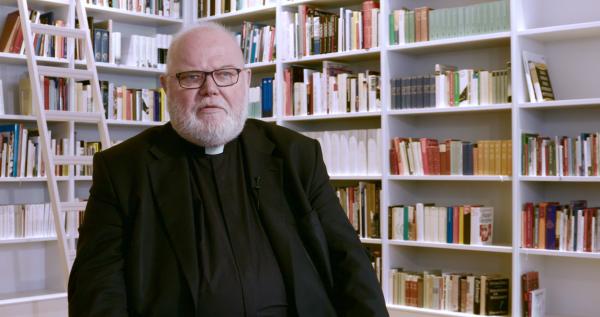 Bild 1 von 7: Kardinal Reinhard Marx im Gespräch über die Haltung von Kardinal Faulhaber zur Deportation von Sinti und Roma während des Dritten Reichs.