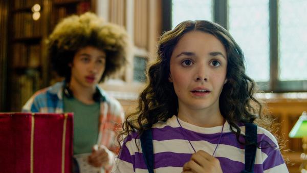 Bild 1 von 4: Addie (Lola Blue, r.) sucht mit Frank (Zac Looker) in der Unibibliothek nach Informationen über Lady Margret Fraser.© ZDF/Kind Of Productions Limited MMXXIII - Honorarfreie Verwendung gemäß AGB im redaktionellen Zusammenhang mit genannter Sendung bei Nennung \