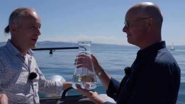 Bild 1 von 2: Prof. Christian Laforsch (links) von der Universität Bayreuth erklärt Karsten Schwanke den Inhalt der Wasserprobe aus dem Bodensee.