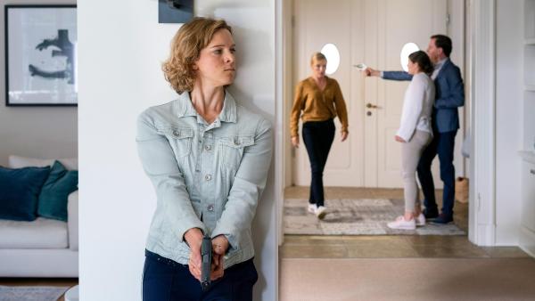 Bild 1 von 7: Im Bild (v.li.): Anjorka Strechel (Tomke Jennsen), Johanna Christine Gehlen (Frauke Vetter), Luise Hipp (Svenja Vetter), Alexander Finkenwirth (Hanno Bach).