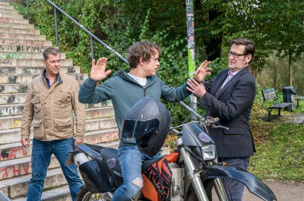 Bild 1 von 2: Im Bild: Nach einer halsbrecherischen Verfolgungsjagd, gelingt es Finn (Sven Martinek, l.) und Lars (Ingo Naujoks, r.) Vincent (Marlon Kittel, M.) zu stellen.