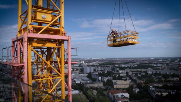 Bild 1 von 3: Der Bau führt Arbeiter in luftige Höhen.