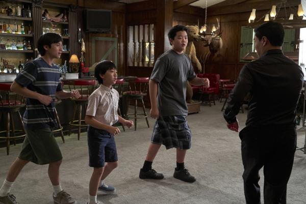 Bild 1 von 18: (v.l.n.r.) Emery Huang (Forrest Wheeler); Evan Huang (Ian Chen); Eddie Huang (Hudson Yang); Louis Huang (Randall Park)