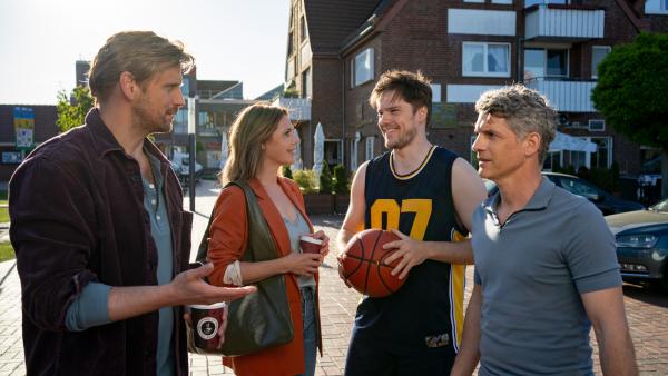 Bild 1 von 15: Beke (Felicitas Woll, 2.v.l.) kennt Tom (Theo Trebs, 2.v.r.) über den Schönheitswettbewerb. Paul (Steve Windolf, l.) und David (Martin Bretschneider, r.) sind große Fans des Basketballstars.