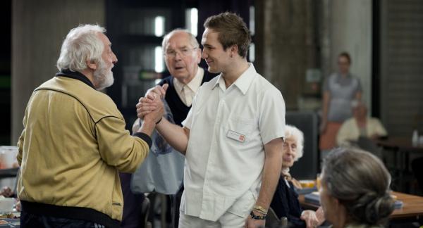 Bild 1 von 32: Von links: Paul (Dieter Hallervorden) und Tobias gehen eine Wette ein. Rudolf (Otto Mellies, Mitte) ist Zeuge.