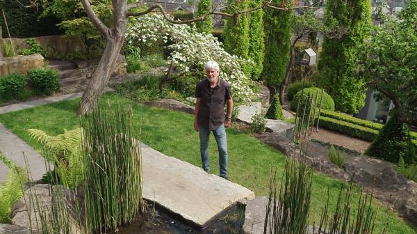 Bild 1 von 4: Im Garten sind für Peter Berg nur vier Dinge wichtig: Wasser, Steine, Pflanzen und Boden.