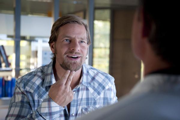 Bild 1 von 24: (2. Staffel) - Zwischen Meisner (Robert Lohr, r. und Mick (Henning Baum, l.) herrscht Eiszeit, denn der Pathologe ist überzeugt, dass das Scheitern der Hochzeit Micks Verdienst ist. Als der Konflikt immer weiter eskaliert, verdonnert Ferchert auch Meisner zur Therapie bei der attraktiven Psychologin Tanja Haffner ...