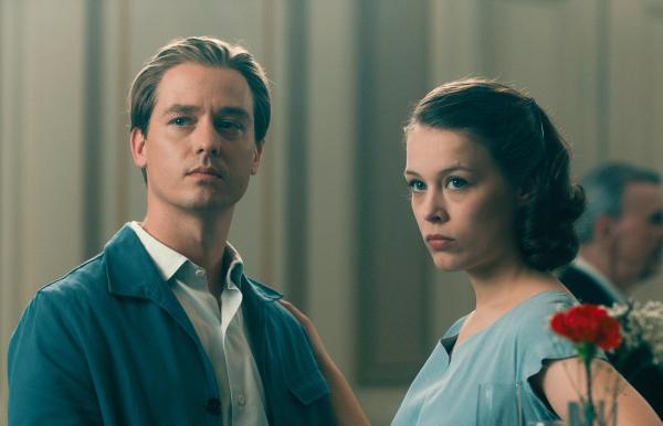 Bild 1 von 1: Im Bild: Tom Schilling (Kurt Barnert), Paula Beer (Ellie Seeband).