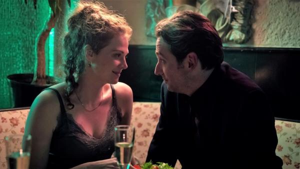 Bild 1 von 3: Luc Jacoby (Marc Limpach) ist fasziniert von Bardame Grazyna (Anja Antonowicz).