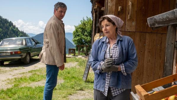 Bild 1 von 9: Martin (Hans Sigl) macht sich Sorgen um seine Mutter Lisbeth (Monika Baumgartner).