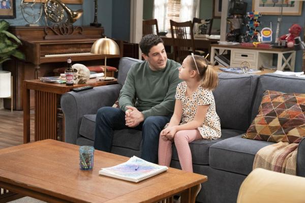 Bild 1 von 17: Mike (Jason Biggs, l.); Leila (Oakley Bull)