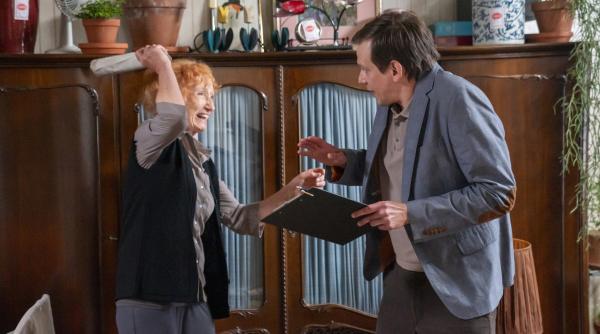 Bild 1 von 23: Lisas Klientin Erika (Cornelia Heyse, re.) geht auf den Zwangsvollstrecker Markus Lauff (Gerrit Neuhaus, re.) los.