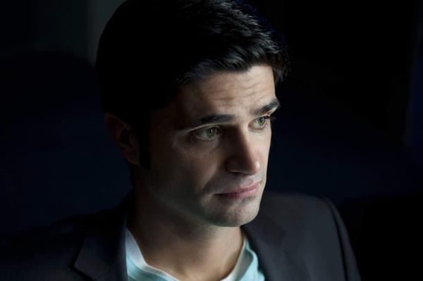 Bild 1 von 20: (2. Staffel) - Obwohl zwischen Mick und Andreas (Maximilian Grill) Welten liegen, kommen die beiden inzwischen gut miteinander aus. Bis Mick die Mutter von Andreas anbaggert ...