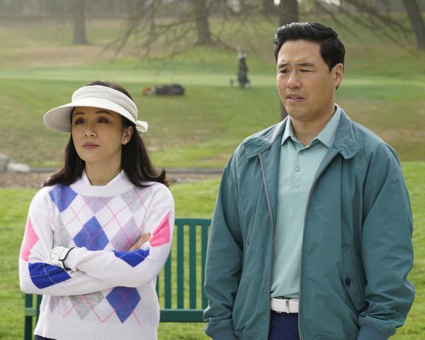 Bild 1 von 11: Jessica Huang (Constance Wu, l.); Louis Huang (Randall Park, r.)
