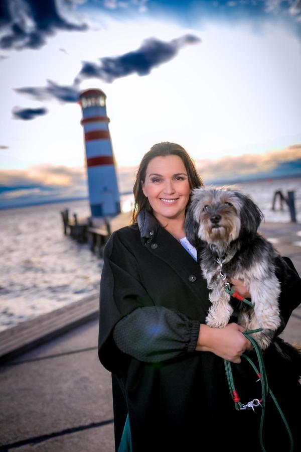 Bild 1 von 4: Im Bild: Barbara Karlich mit Hündin \