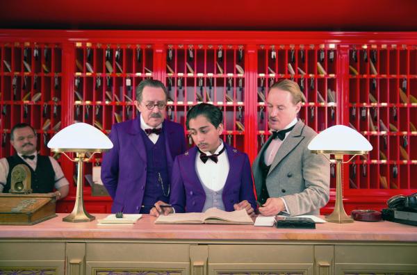 Bild 1 von 6: Monsieur Mosher (Larry Pine, 2.v.l.) und Monsieur Chuck (Owen Wilson, re.) zeigen Zero (Tony Revolori, Mi.), was man als Concierge alles beachten muss.