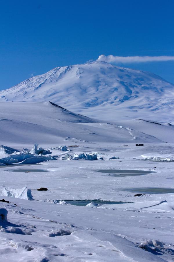 Bild 1 von 15: Der fast viertausend Meter hohe Mount Erebus ist der südlichste aktive Vulkan der Erde und einer von nur sieben Vulkanen auf der Erde mit einem permanenten Lavasee.