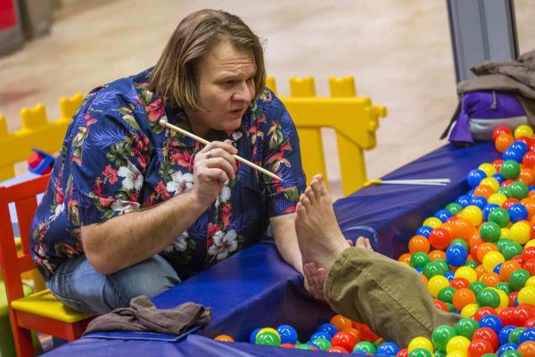 Bild 1 von 17: Da Kurt behauptet, gelaufen zu sein, wird er von Nils (Oliver Fleischer) im Bällebad behandelt, um herauszufinden, ob er wirklich die Wahrheit sagt ...