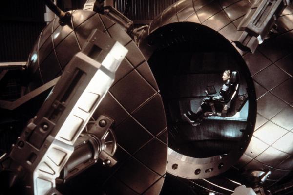 Bild 1 von 13: Fasziniert von Ellies (Jodie Foster) Erfolg unterstützt Palmer Joss sie mit Leibeskräften, so dass sie sich schließlich mit dem nach den Konstruktionsplänen gebauten Raumschiff auf den Weg zum Planeten Vega machen kann...