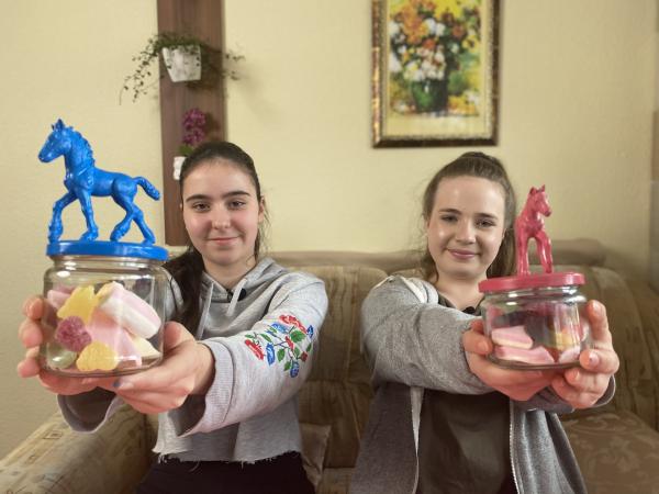 Bild 1 von 4: Sara und Lena lieben Pferde. Wen wundert es da, dass die beiden sich durchs Voltigieren kennengelernt haben?! Jetzt haben sie sogar beide ihr Reitabzeichen bestanden und wollen sich dafür mit einem tollen Tag, unter dem Motto \