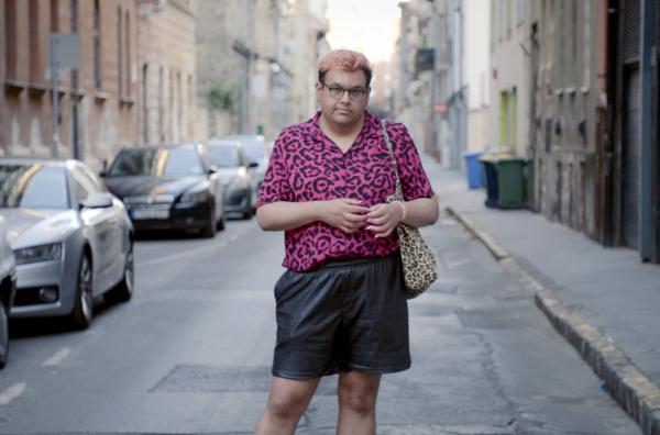 Bild 1 von 3: Béla auf der Straße in Budapest, Bezirk 8: Nachdem die rechtsnationale Fidesz-Partei in seiner Heimat Ungarn die Macht übernommen hatte, ist er 2012 nach London gezogen.