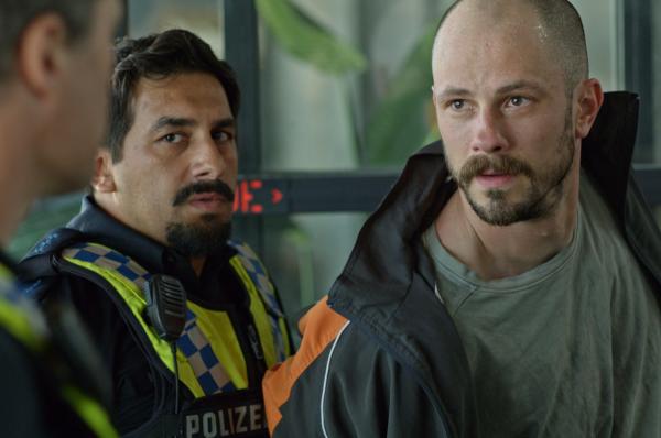 Bild 1 von 5: Mattes (Matthias Schloo, l.) und Malik (Zejhun Demirov, M.) konfrontieren Timo (Nikolaus Sternfeld, r.) mit Rafaels Aussage.