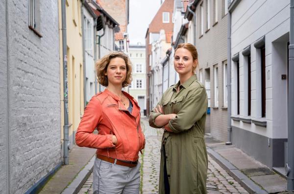 Bild 1 von 10: Im Bild (v.li.): Anjorka Strechel (Tomke Jenssen), Julia E. Lenska (Nina Weiss).