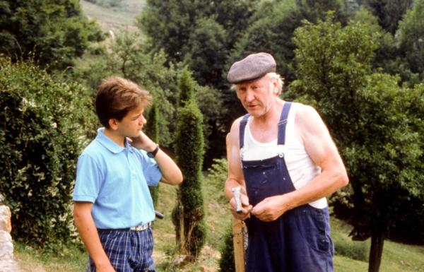 Bild 1 von 3: Im Bild: Der alte Kerschbaumer (Karl Merkatz) hat ein inniges Verhältnis zu seinem Enkel Anderl (Tobias Anner).