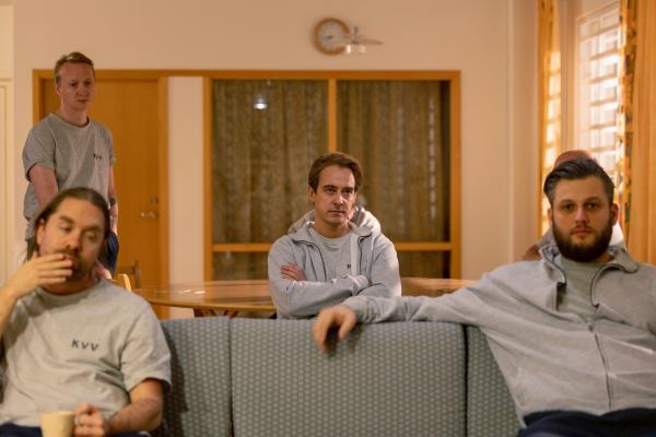 Bild 1 von 5: Im Gefängnis schaut sich Tommy (Jonas Karlsson, M.) mit Genugtuung die Dokumentation über sich im Fernsehen an. Sie soll seinen Ruf wieder reinwaschen.